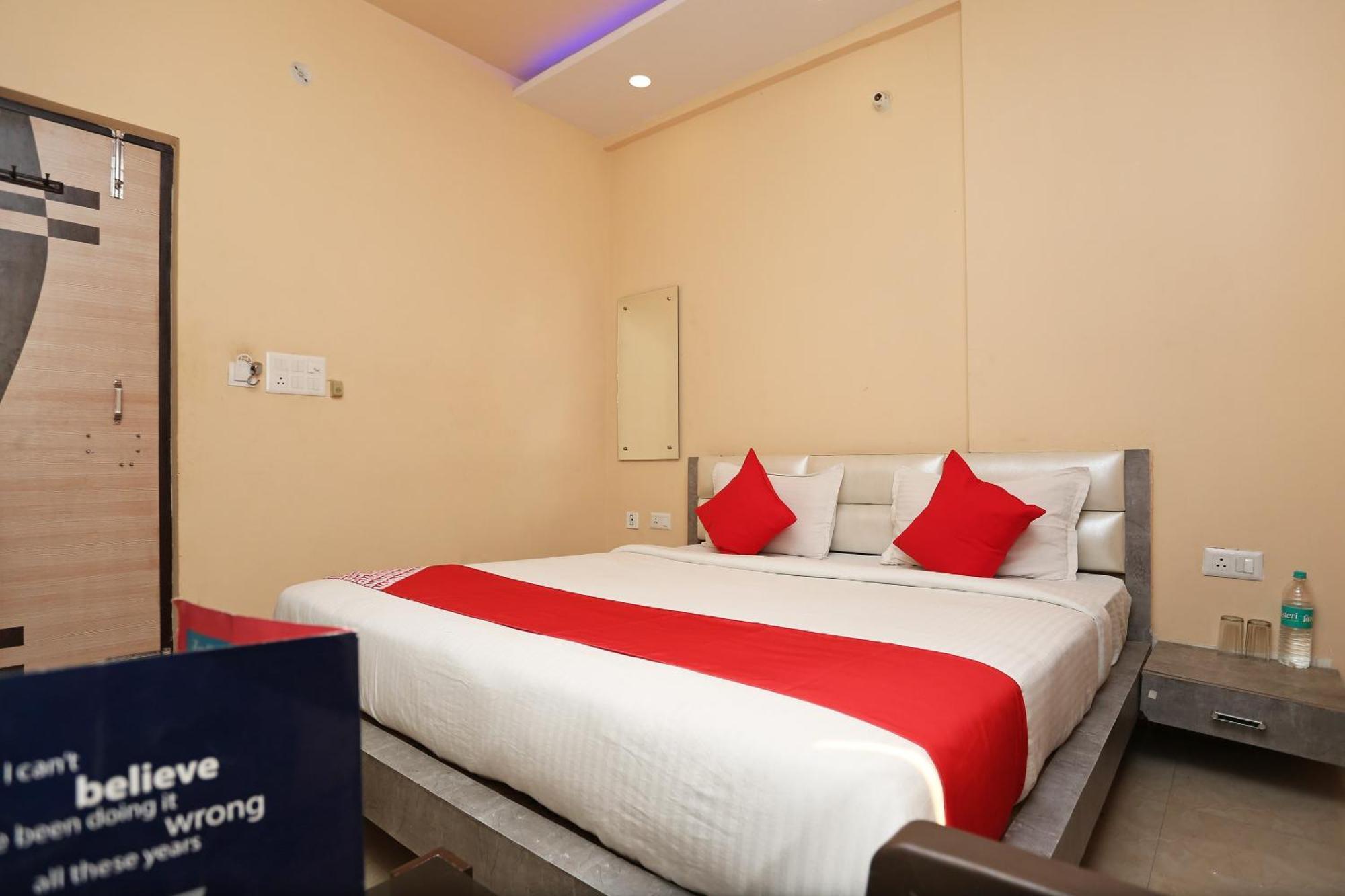 Oyo Flagship Hotel Krishna Chinhat Экстерьер фото