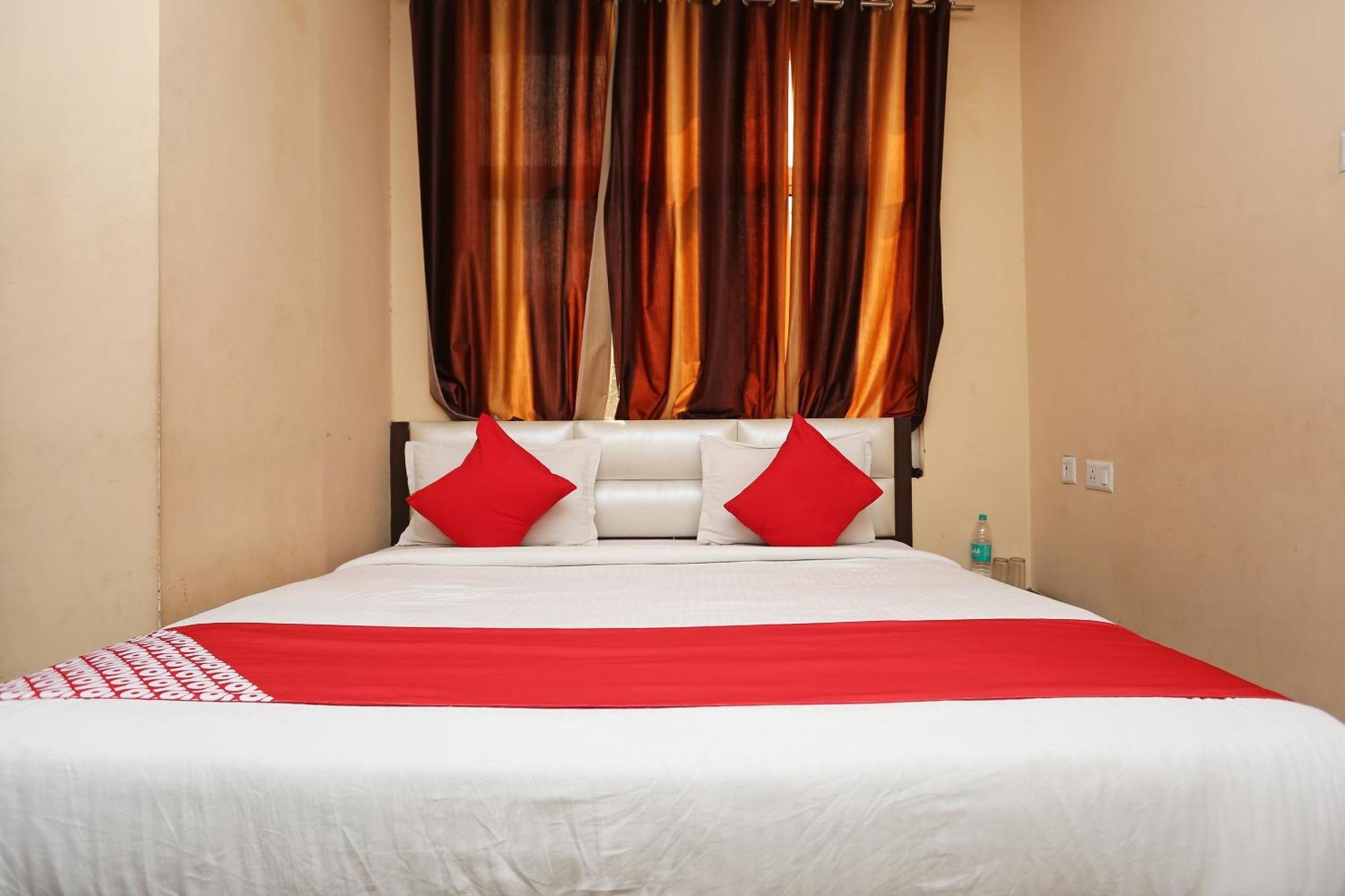 Oyo Flagship Hotel Krishna Chinhat Экстерьер фото